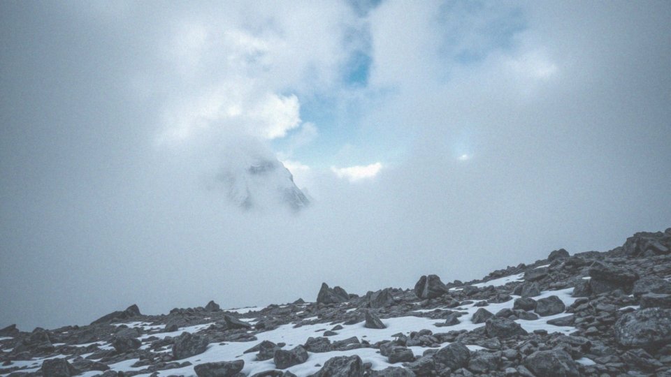 Jakie czynniki mogą zakłócać widok ze szczytu Mount Everest?