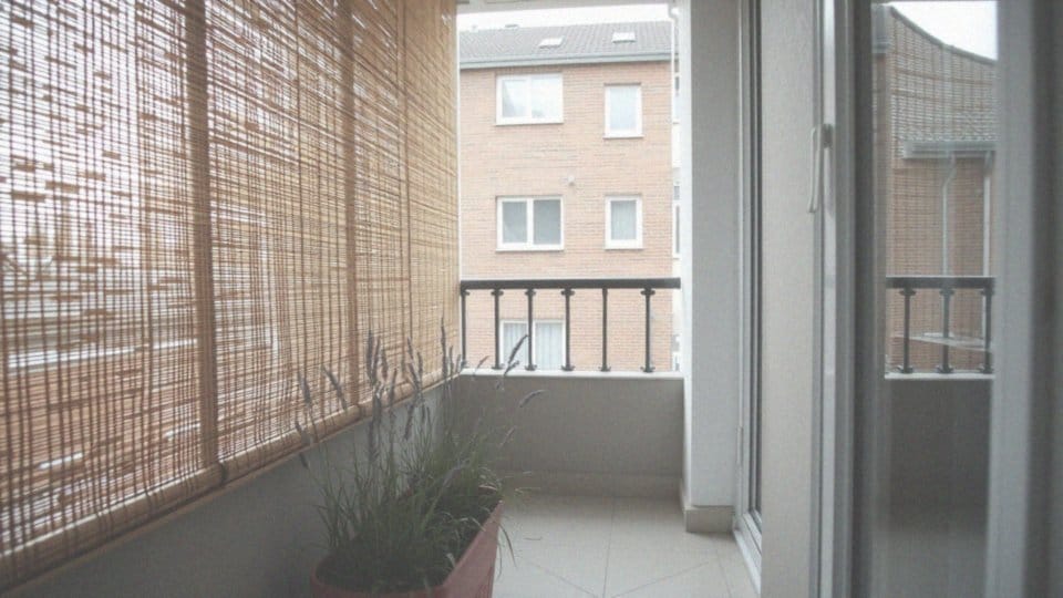 Jakie materiały można wykorzystać do osłonięcia balkonu?