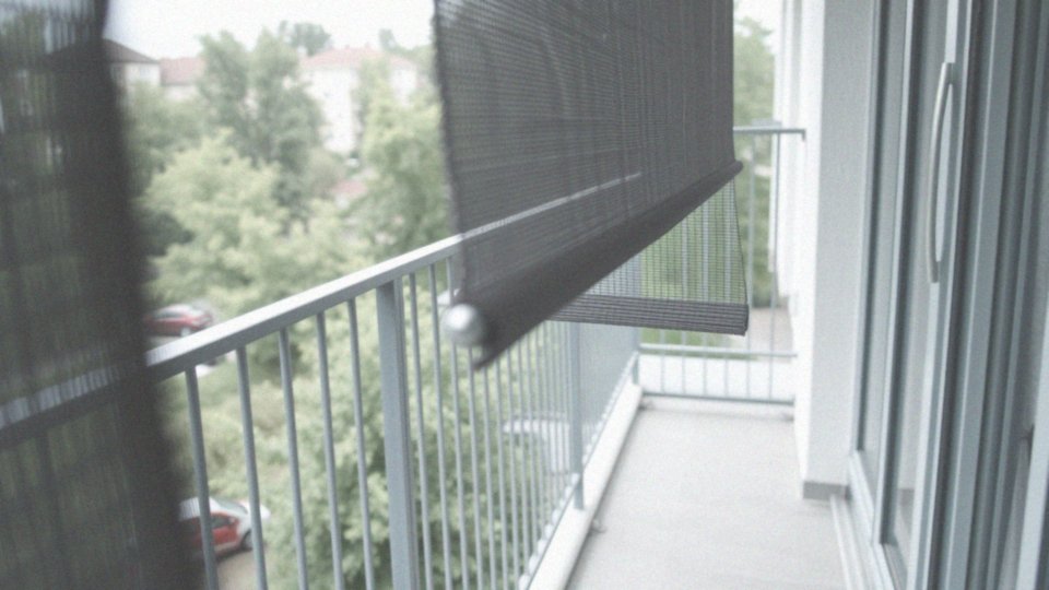 Co należy wziąć pod uwagę przy wyborze bocznej osłony balkonowej?