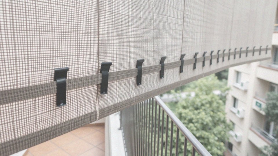 Jak zamontować osłonę na balkon?